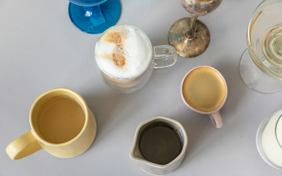 Tassen und Gläser stehen auf einem Tisch.