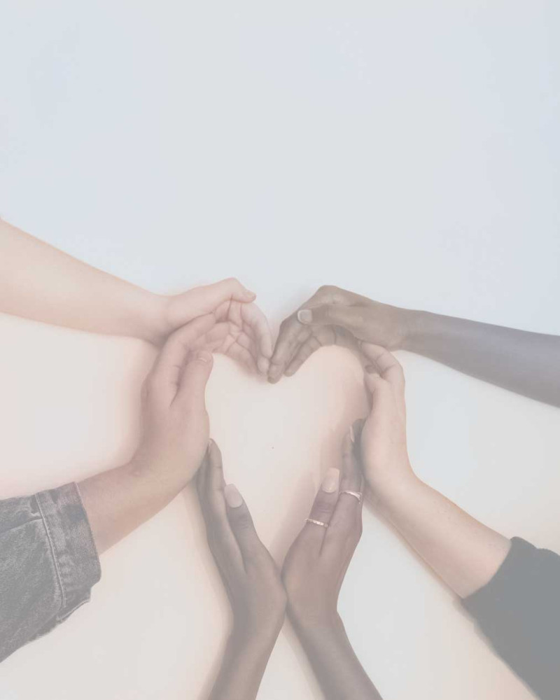 Gemeinsam geformtes Herz aus Händen als Zeichen für Liebe und Unterstützung