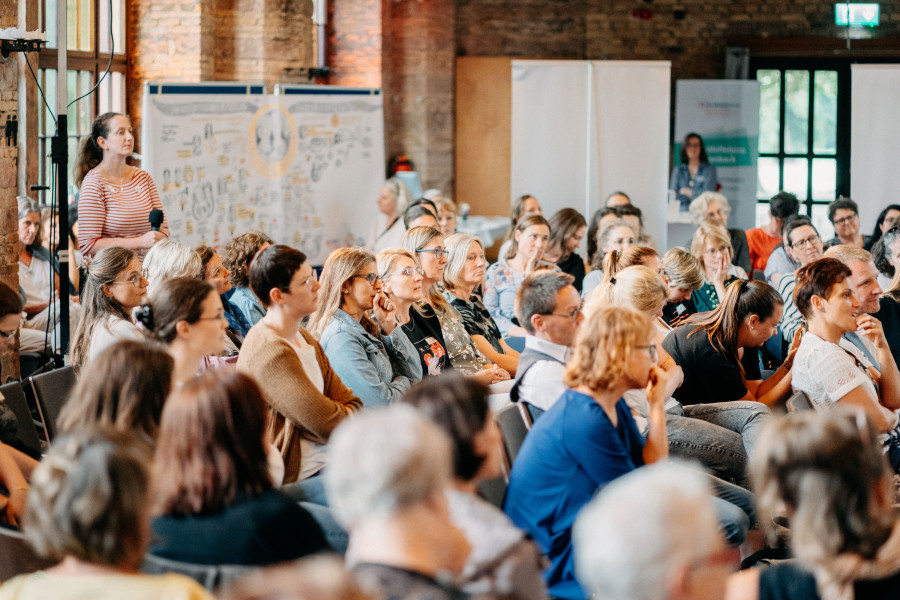 Mehrere Fachpersonen hören konzentriert einem Vortrag bei unserer Fachtagung zu. 