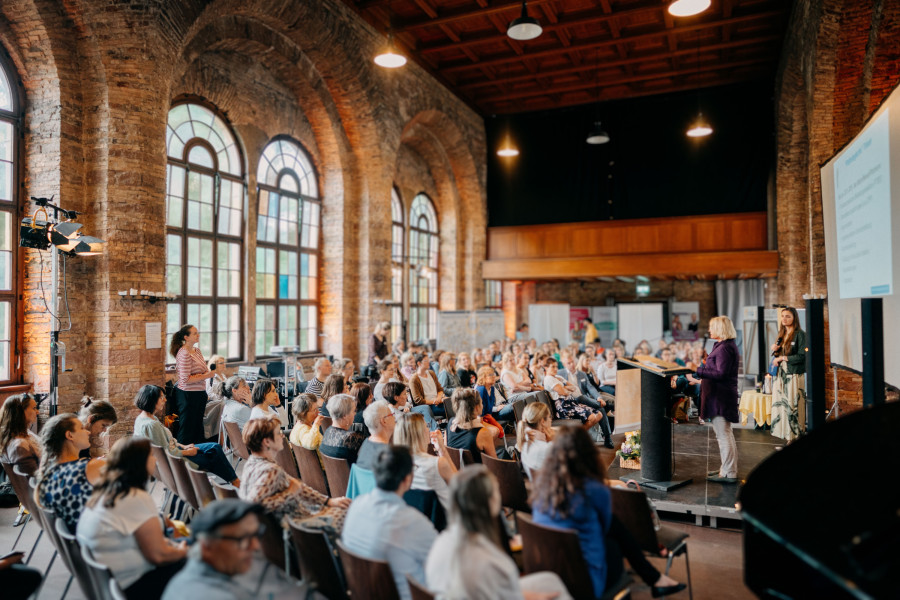 Großer Veranstaltungsraum mit zahlreichen Teilnehmenden während eines Vortrags auf unserem Fachtag 2023.