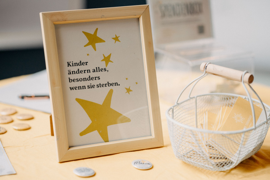 Gerahmtes Zitat mit Sternmotiven auf einem Infotisch beim Fachtag zu prä- und perinatalem Kindstod.